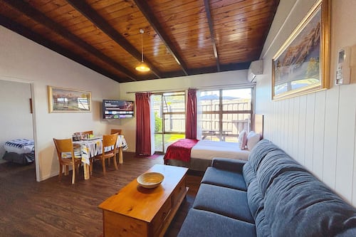 Family Room, 2 Bedrooms, Ground Floor | Living area | 40-inch Smart TV with digital channels