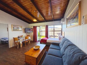 Habitación familiar, 2 habitaciones, planta baja | Área de sala de estar | Smart TV de 40 pulgadas con canales digitales 