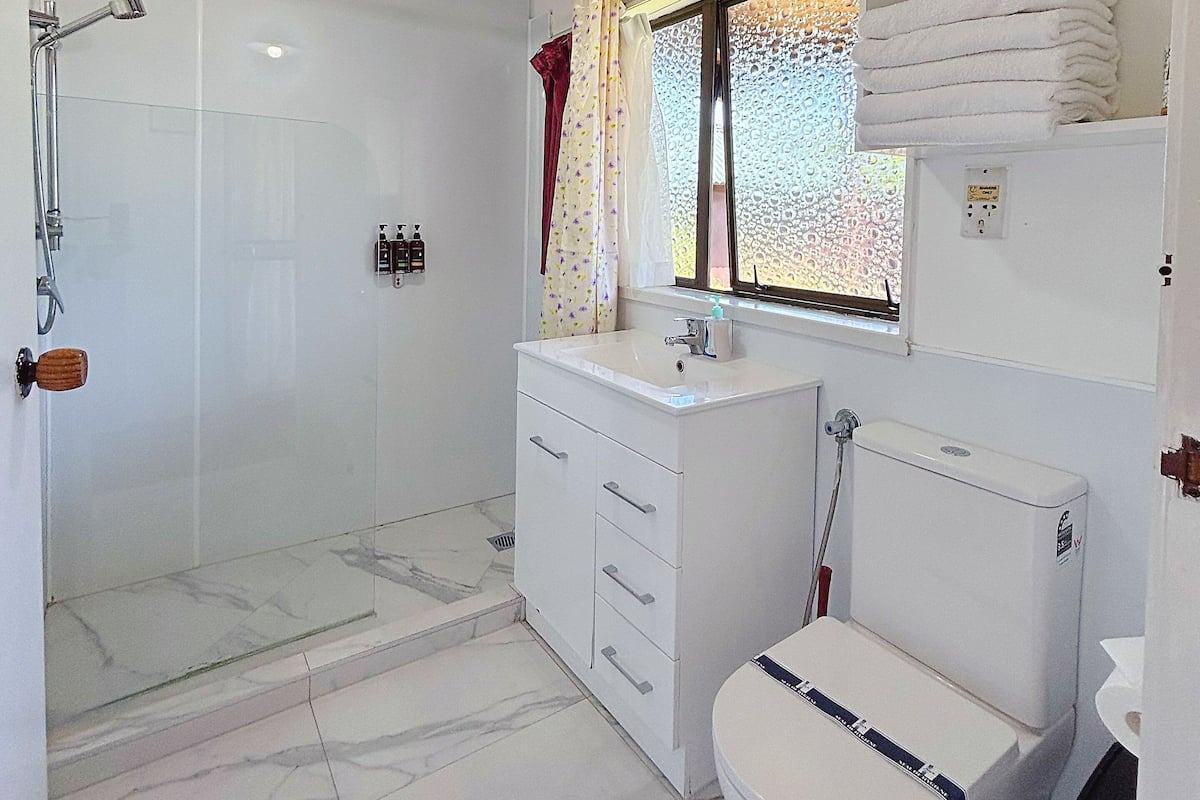 Family Room, 2 Bedrooms, Ground Floor | Bathroom | Shower, free toiletries, hair dryer, towels
