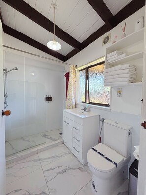 Family Room, 2 Bedrooms, Ground Floor | Bathroom | Shower, free toiletries, hair dryer, towels - Grange Motel (Auckland)