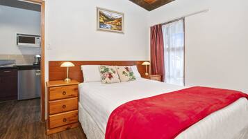 1 habitación, decoración personalizada, muebles diferentes y escritorio