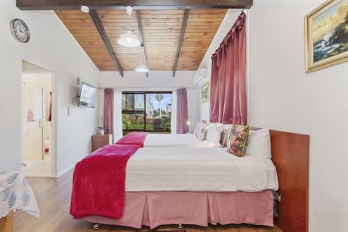 Habitación con 1 cama matrimonial o 2 individuales, varias camas | 1 habitación, decoración personalizada, muebles diferentes y escritorio