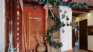 A hotel entrance with a Christmas decoration, a wooden door, and a sign that reads "dai nonni hotel". - Dai Nonni Hotel (Guatemala City)