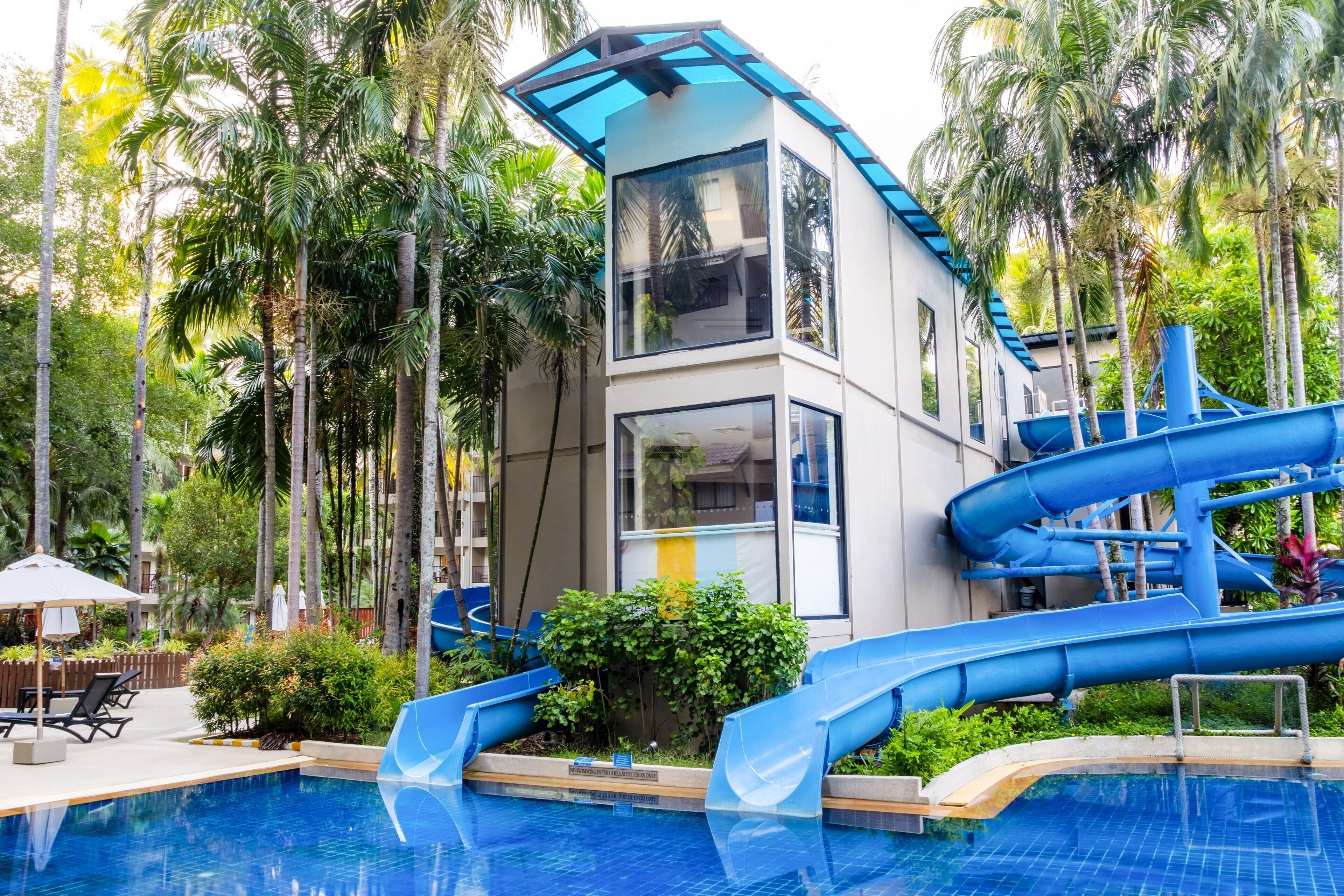 2 outdoor pools, pool loungers