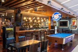ให้บริการ: อาหารกลางวัน, อาหารเย็น, Happy Hours