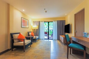 Phòng Suite, 1 giường cỡ king | Bộ đồ giường cao cấp, két bảo mật tại phòng, bàn, màn/rèm cản sáng 