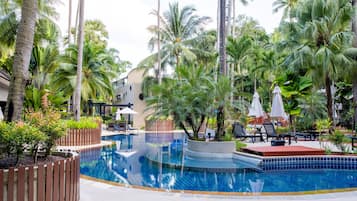 2 outdoor pools, pool loungers