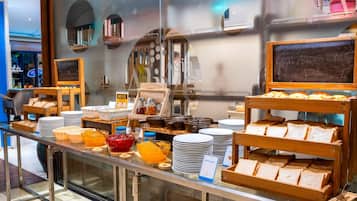 4 間餐廳,供應早餐、午餐和晚餐,國際料理
