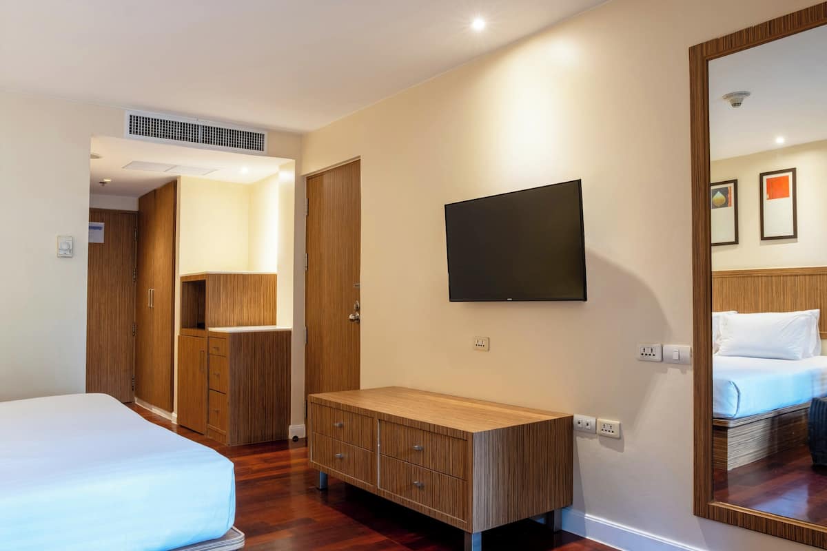 Standaard kamer, 1 kingsize bed | 1 slaapkamer, luxe beddengoed, een kluis op de kamer, een bureau