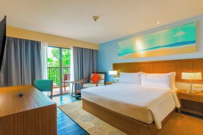 Bộ đồ giường cao cấp, két bảo mật tại phòng, bàn, màn/rèm cản sáng 