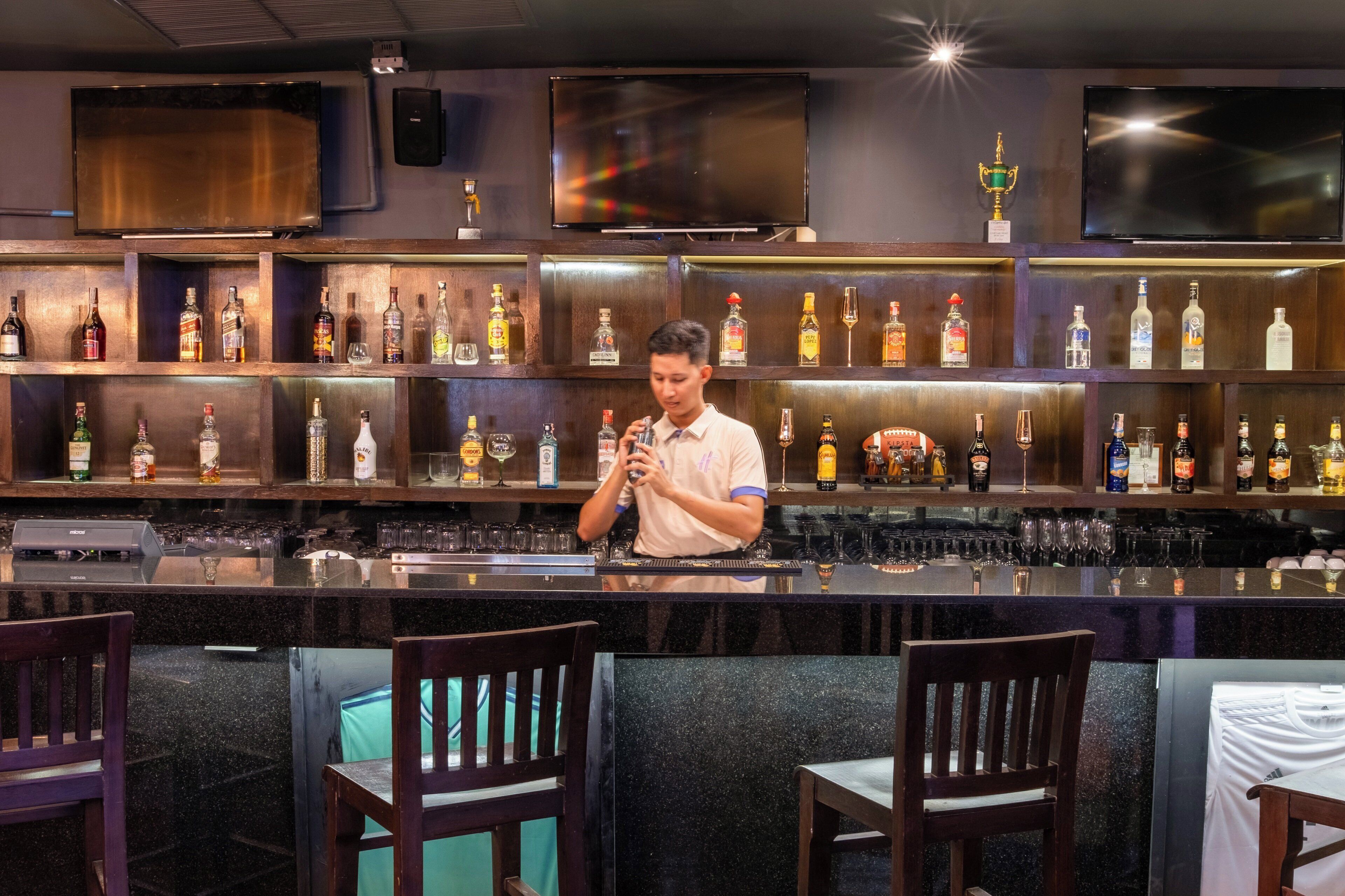 Con servicio de comidas, cenas y happy hour 