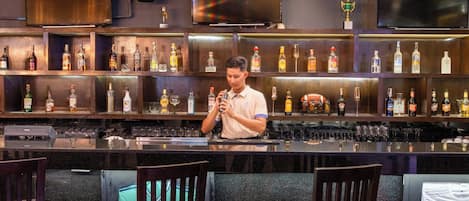 Ofrece almuerzos, cenas y happy hour