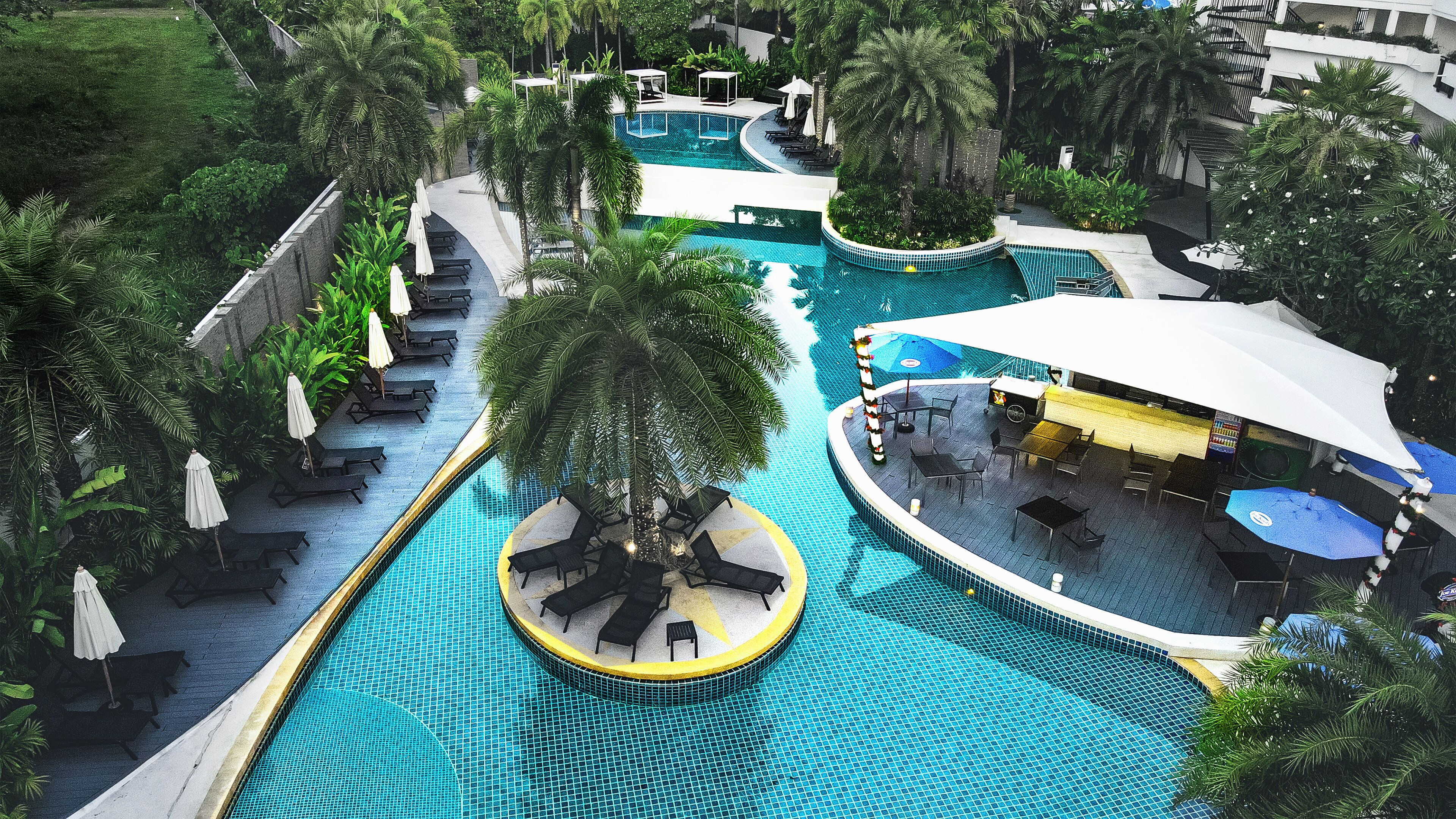 2 من حمّامات السباحة الخارجية، مقاعد للتشمس