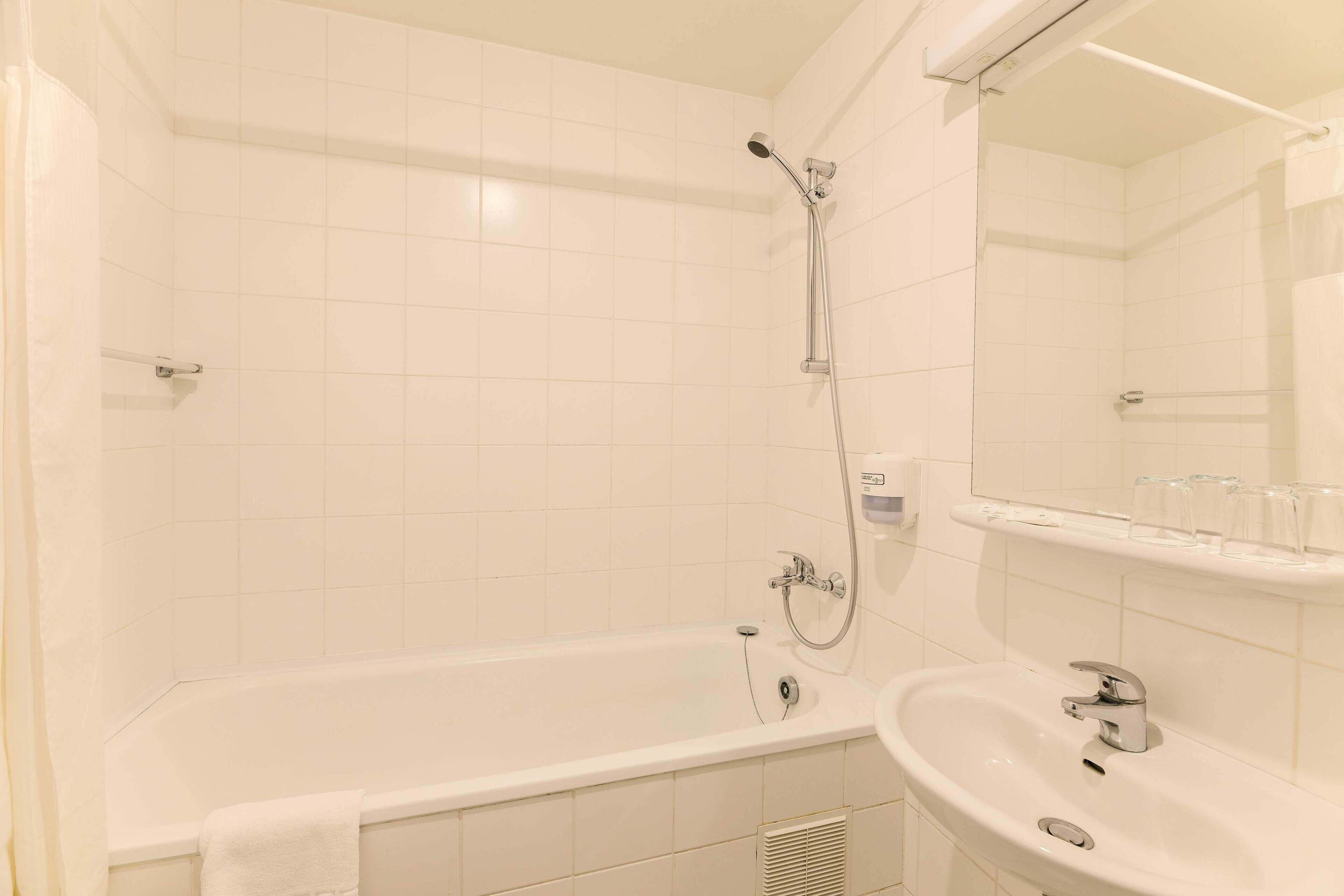 combined shower/bathtub, free toiletries, hair dryer, towels