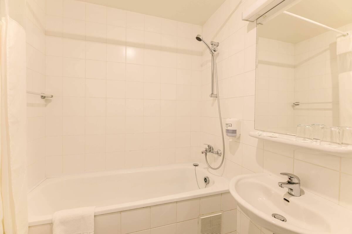 combined shower/bathtub, free toiletries, hair dryer, towels