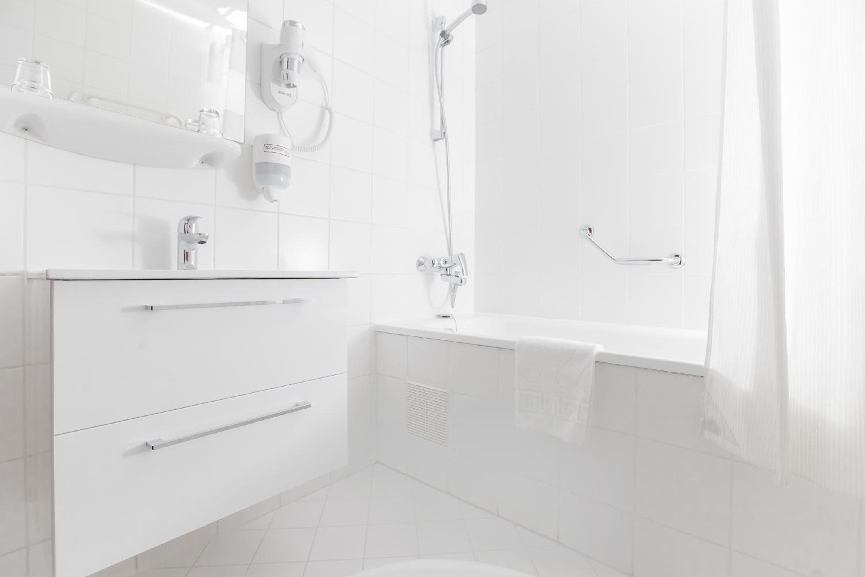 combined shower/bathtub, free toiletries, hair dryer, towels