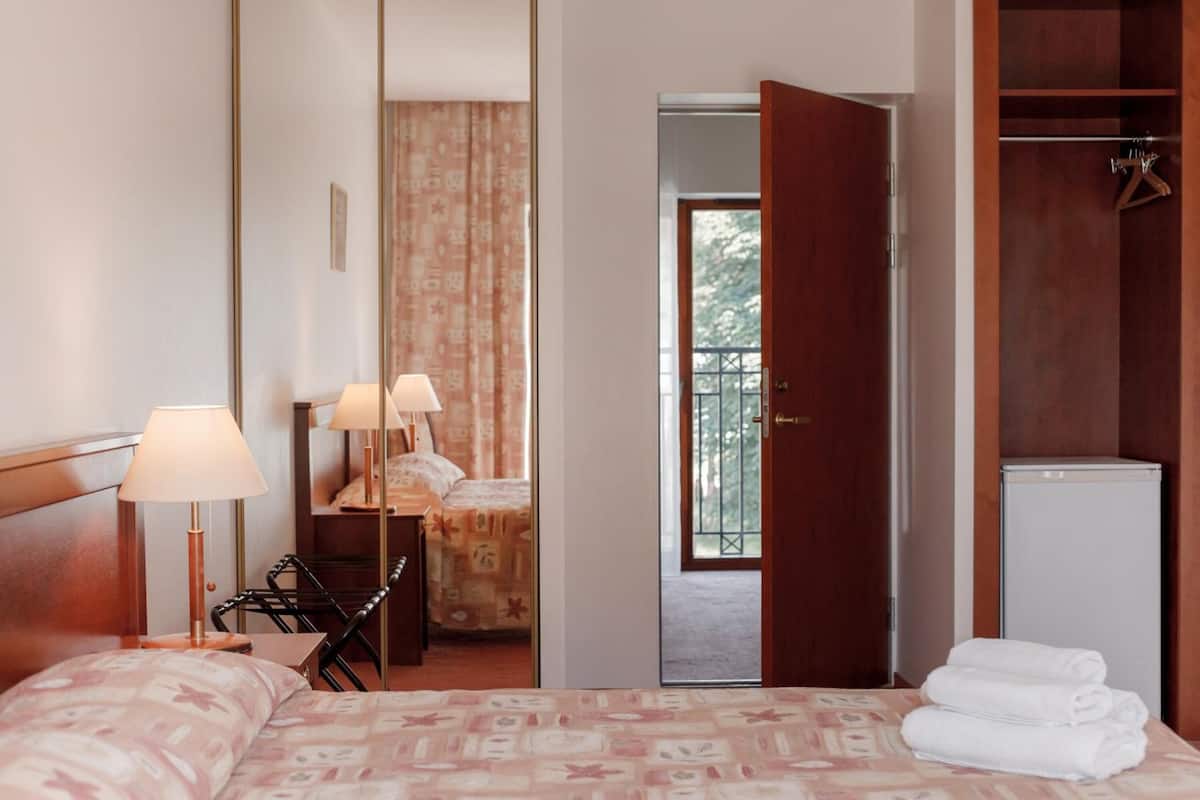 desk, blackout curtains, free wifi, bed sheets