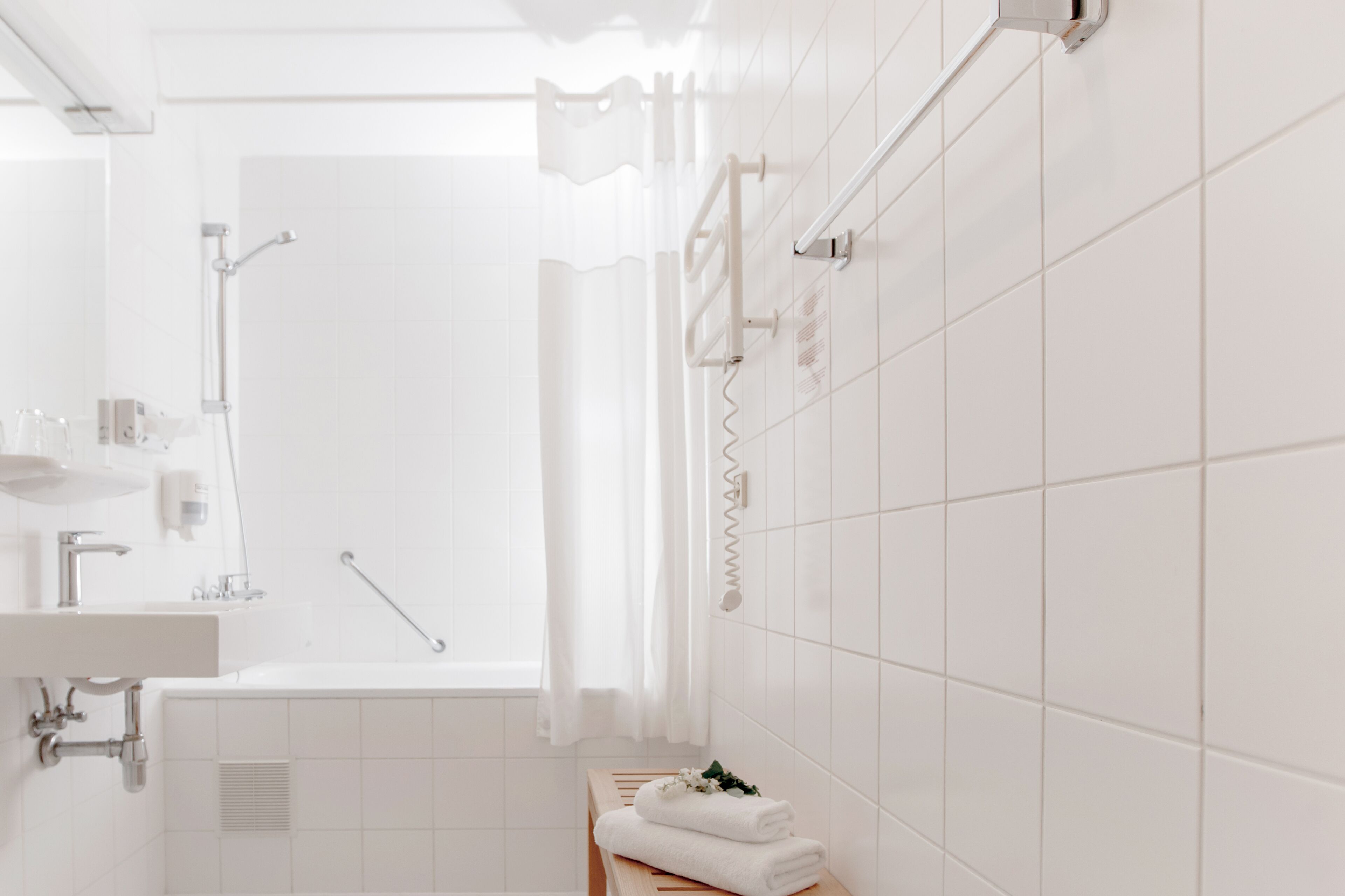 superior double or twin room, balcony | bathroom | combined shower/bathtub, free toiletries, hair dryer, towels