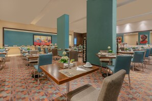 Breakfast, lunch and dinner served - Estelar Apartamentos Barranquilla (Barranquilla)
