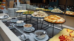 Un bufé con diversos alimentos y utensilios.