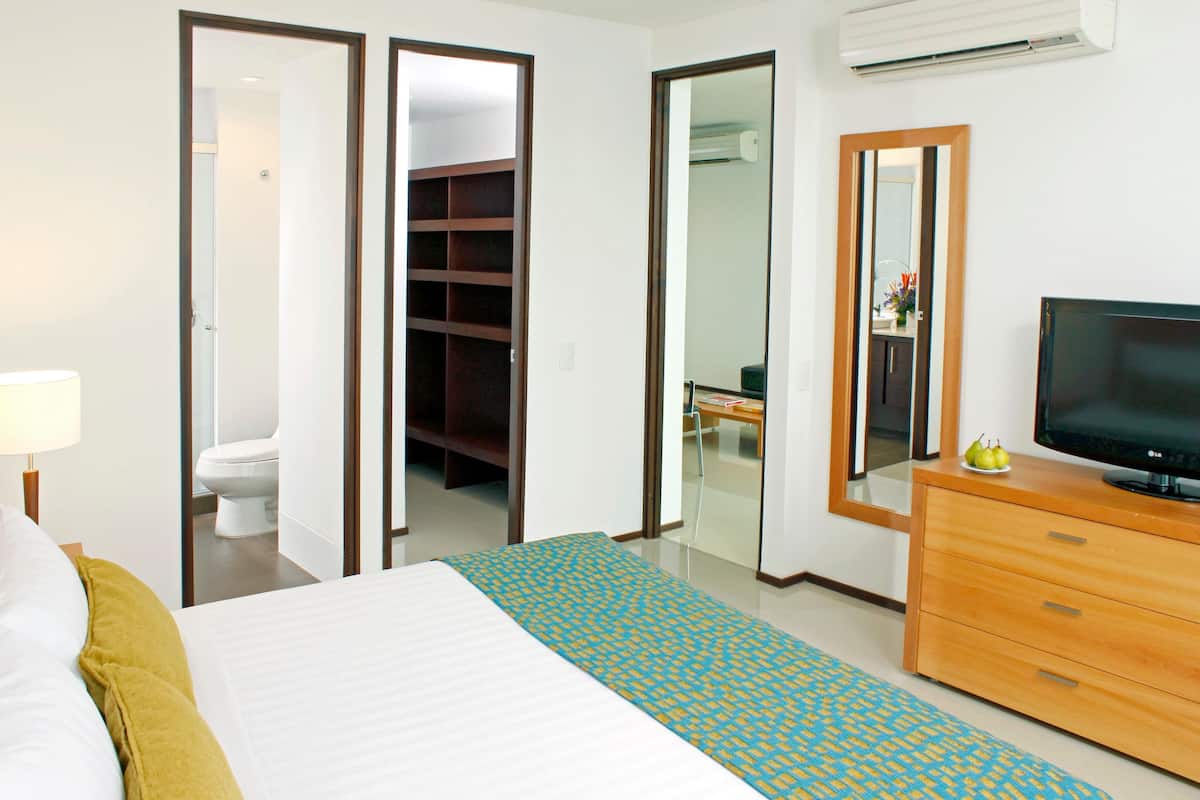 Luxe beddengoed, donzen dekbedden, een minibar, een kluis op de kamer