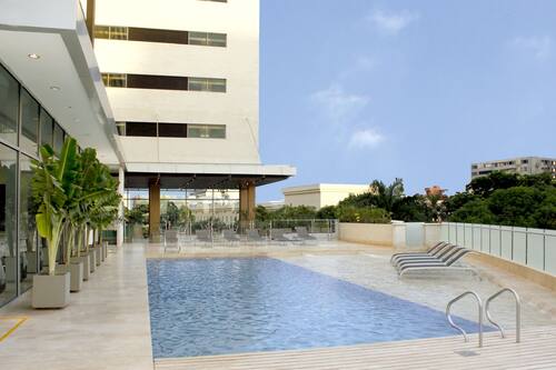 Una piscina al aire libre (de 08:00 a 19:00), tumbonas