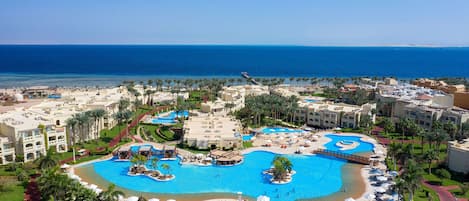 7 utendørsbassenger, bassengtelt (mot betaling) og bassengparasoller