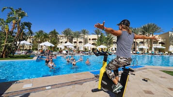 7 buitenzwembaden, zwembadcabana's (toeslag) en parasols bij het zwembad