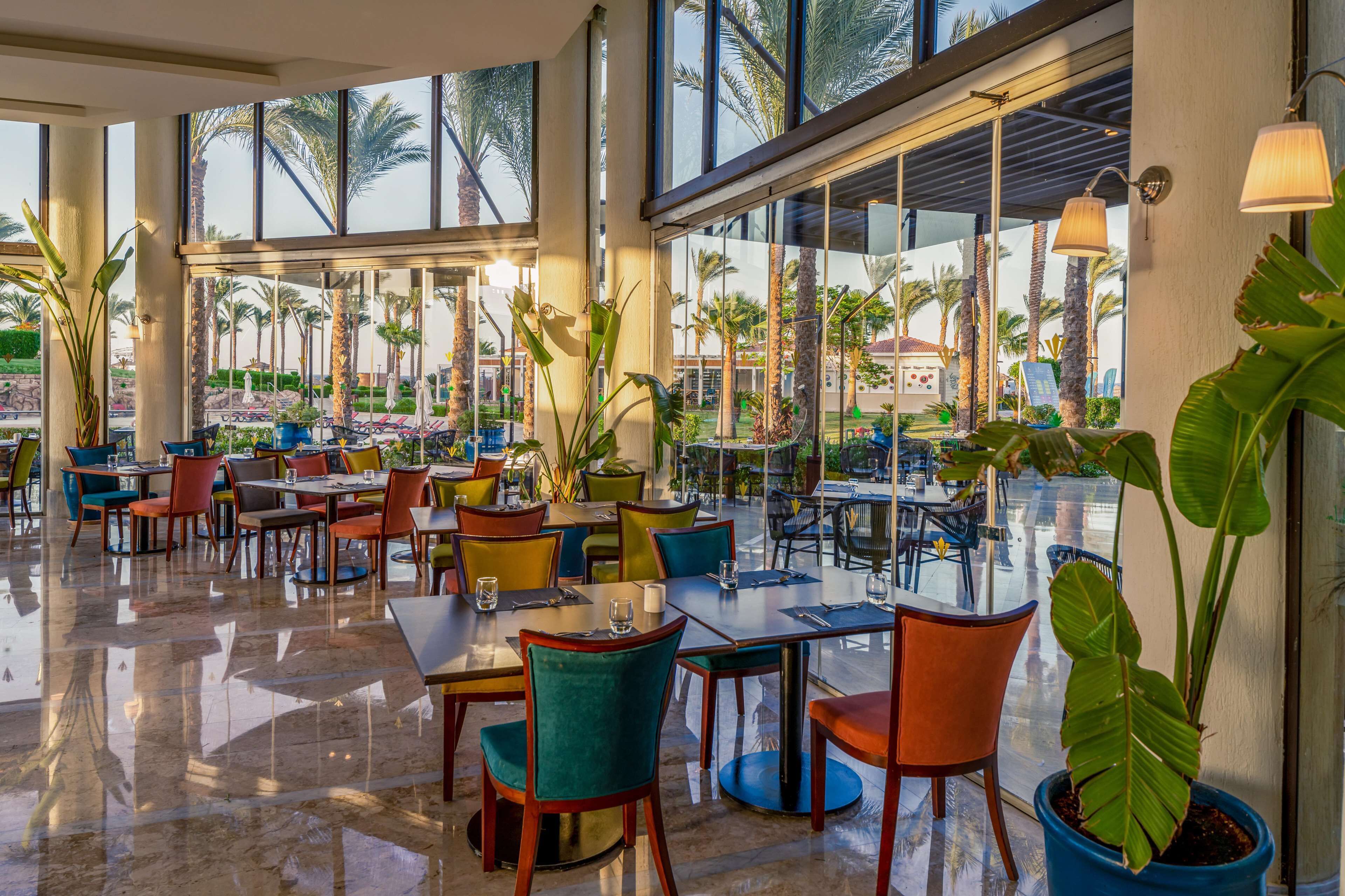 9 restaurants, dinner served, seafood