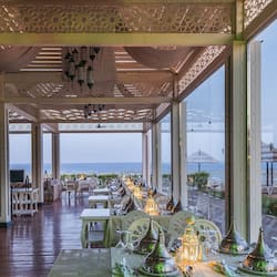 9 restaurantes; se sirven cenas y mariscos