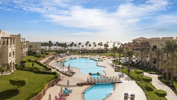 7 piscinas al aire libre, cabañas de piscina (de pago), sombrillas