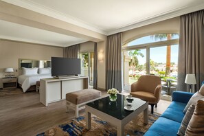 Free minibar, in-room safe, blackout curtains, free WiFi