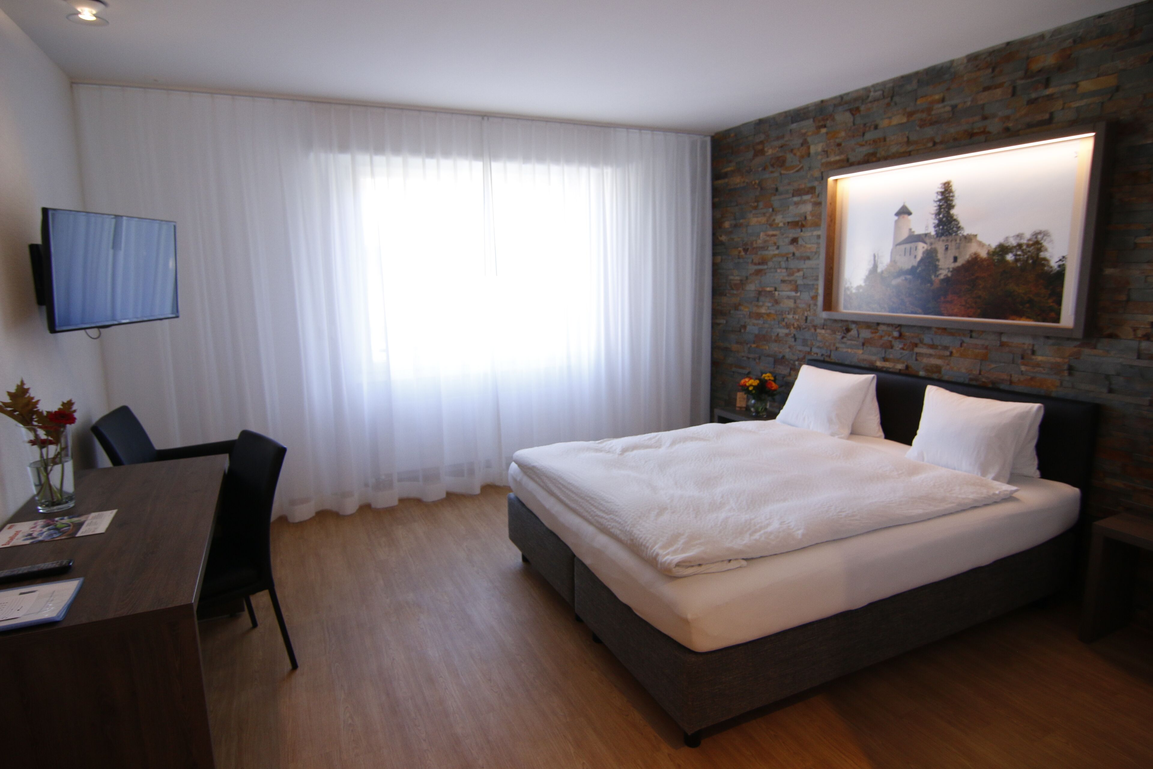 Superior-dobbeltværelse | Allergivenligt sengetøj, pengeskab på værelset, skrivebord, lydisolering