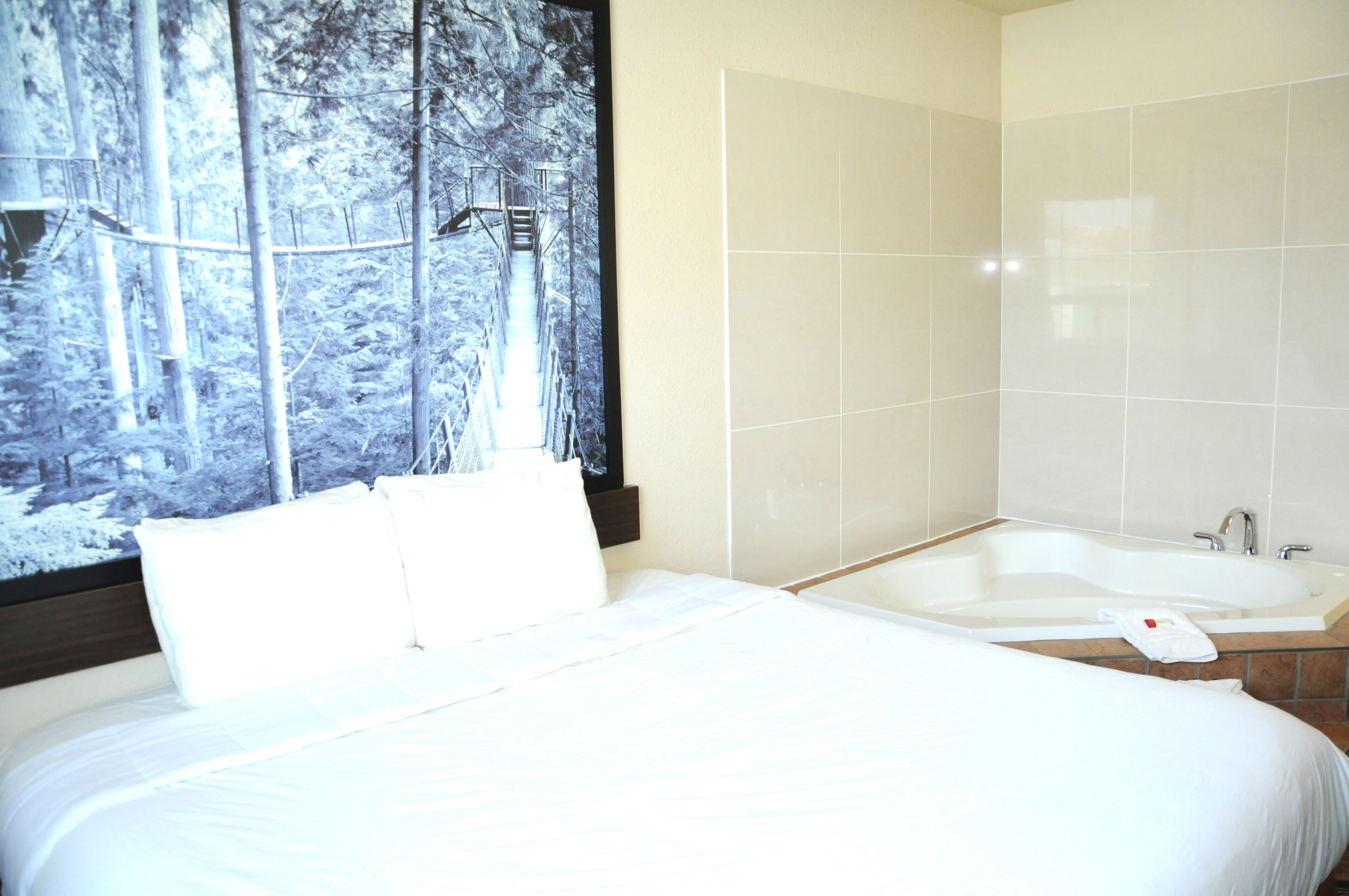 Chambre Deluxe, 1 très grand lit, baignoire à jets | Surmatelas, bureau, espace de travail pour ordinateur portable