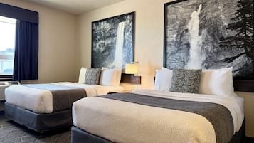 Rom – deluxe, 2 queensize-senger, kjøkken | Senger med overmadrass, skrivebord og skrivebord for bærbar PC