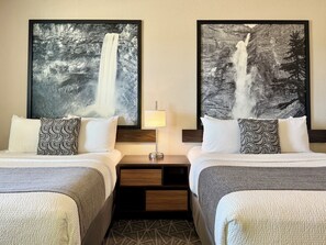 Quarto luxo, 2 camas Queen, cozinha | Camas com colchões pillow-top, escrivaninha