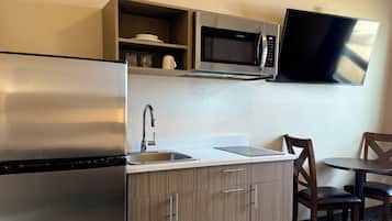 Deluxe-Einzelzimmer, 1 Queen-Bett, Küche | Pillowtop-Betten, Schreibtisch, laptopgeeigneter Arbeitsplatz