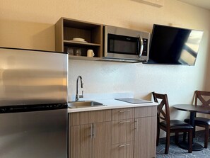 Habitación individual Deluxe, 1 cama Queen size, cocina | Camas con pillow-top, escritorio y espacio para trabajar con laptop