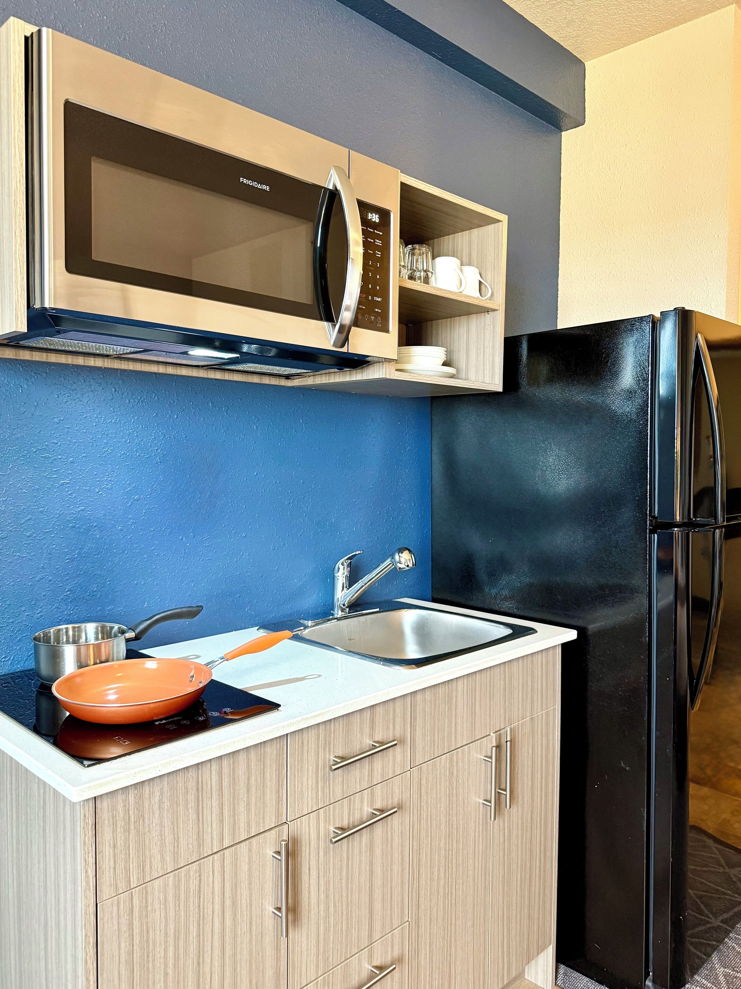 Frigorífic gran, microones, cafetera i tetera i bullidora elèctrica 