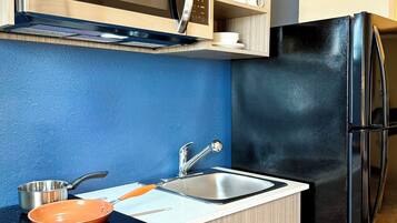 Full-sized fridge, microwave, coffee/tea maker, electric kettle