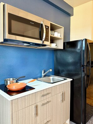 Geladeira grande, micro-ondas, cafeteira/chaleira, chaleira elétrica