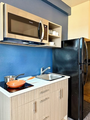 Deluxe Room, 2 Katil Ratu (Queen), Kitchen | Tilam berlapik, meja, ruang kerja komputer riba
