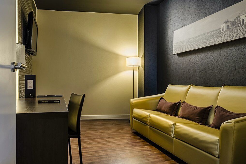 family room | minibar, in-room safe, desk, soundproofing