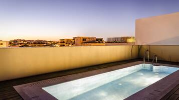 Piscine extérieure, chaises longues