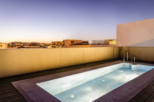 Piscina a l'aire lliure i gandules