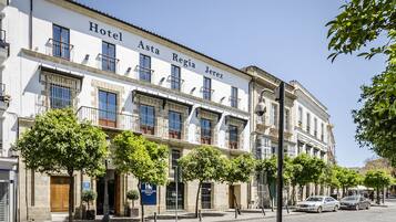 Un edificio de hotel con balcones y un letrero que dice "Hotel Asta Regia Jerez".