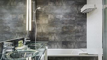 Milieuvriendelijke toiletartikelen, een haardroger, een bidet