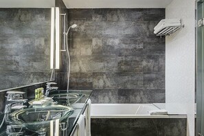 Eco-friendly toiletries, hair dryer, bidet, towels - Eurostars Asta Regia (Jerez de la Frontera)