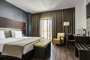 Minibar, in-room safe, desk, soundproofing - Eurostars Asta Regia (Jerez de la Frontera)