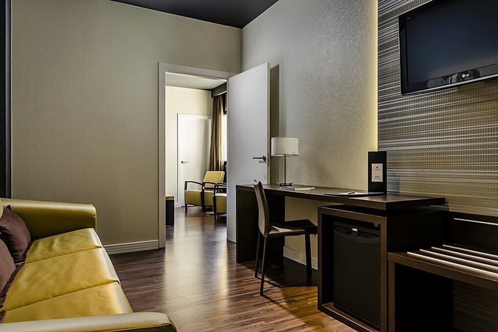 family room | minibar, in-room safe, desk, soundproofing